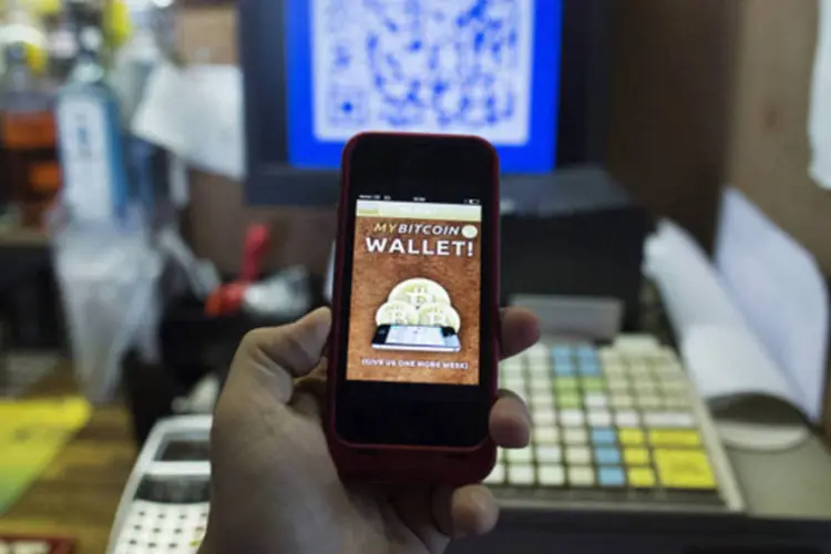 iPhone com o aplicativo do Bitcoin em um bar de Londres: bitcoin é uma moeda digital critptografada, cuja cotação girou em torno de R$ 1,1 mil nas últimas semanas (Simon Dawson/Bloomberg)
