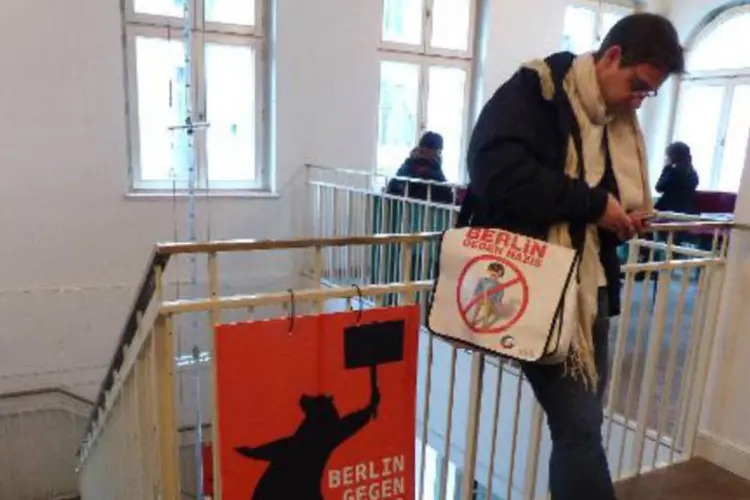 Homem olha aplicativo Berlin Gegen Nazis durante lançamento do projeto (Jean-Michel Hauteville/AFP)