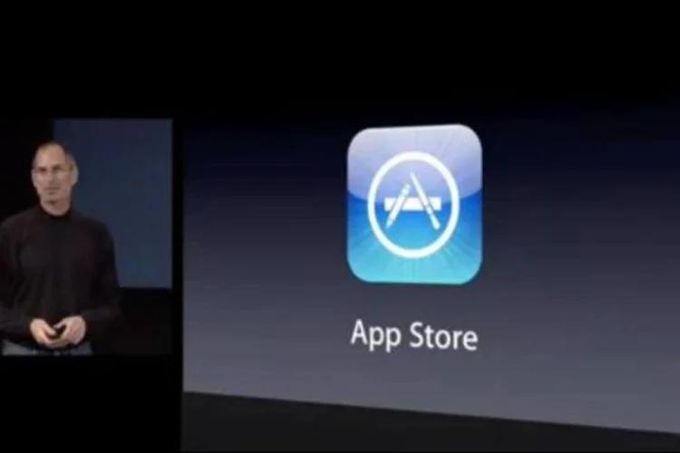 Steve Jobs apresenta a App Store em evento em 2008 (Reprodução/Apple)