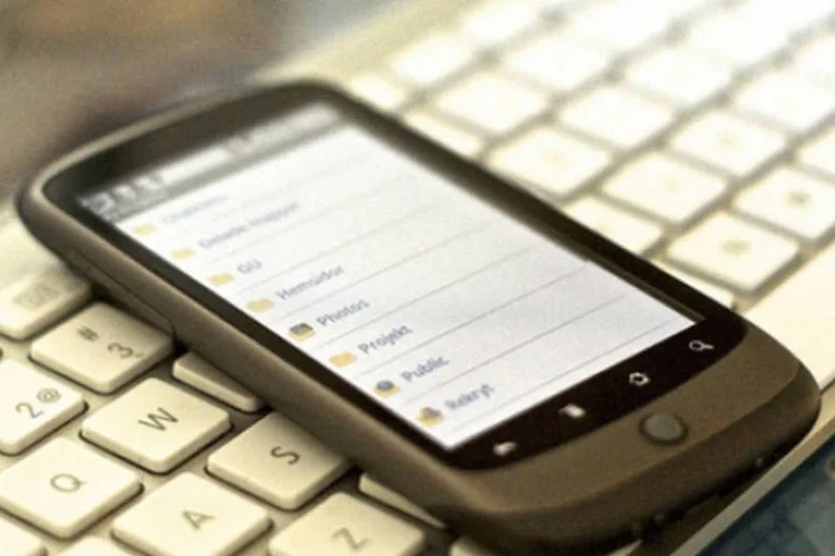 
	Celular e computador: gigantes do com&eacute;rcio nos EUA como Walmart&nbsp;e Target j&aacute; ofereceram alguns primeiros dados sobre as vendas da quinta-feira
 (Reprodução)