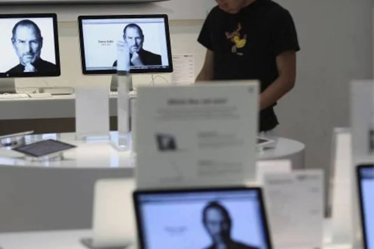 As lojas da Apple ficaram fechadas durante três horas para que os funcionários pudessem assistir à cerimônia (Peter Macdiarmid/Getty Images)