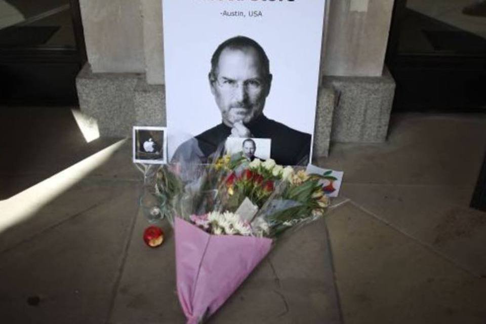 Fãs de Steve Jobs prestam homenagens com flores, maçãs e iPads após sua morte