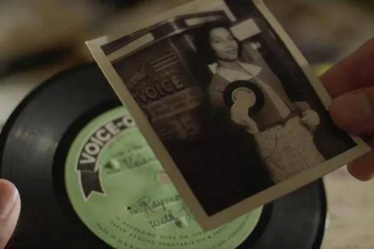 Apple: boa parte do filme retrata um aparelho da década de 1950, quando o ainda pequenino Steve Jobs sequer sonhava em montar sua própria empresa (Reprodução)