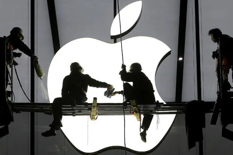 Trabalhadores trabalham em loja da Apple: analistas esperam que a fabricante retorne cerca de US$ 200 bilhões a acionistas (Chance Chan/Files)