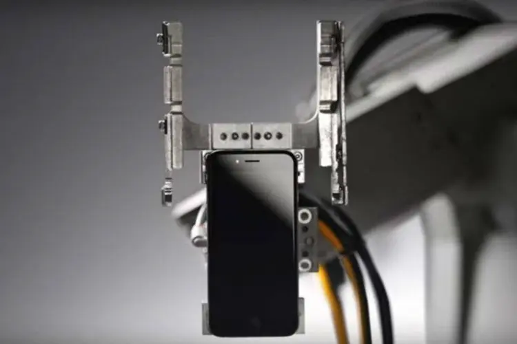 Comercial da Apple: robô Liam ajuda a reciclar iPhones usados (Reprodução)
