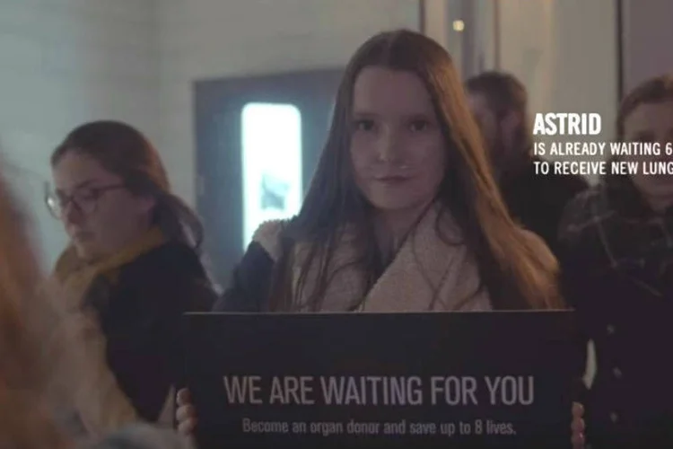 Campanha pela doação de órgãos: mensagem em meio à fila da Apple (Reprodução)