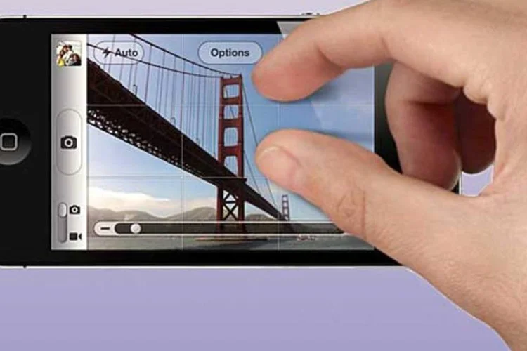 O iPhone 5 deverá ter tela maior que a do iPhone 4 (na foto) (Reprodução)