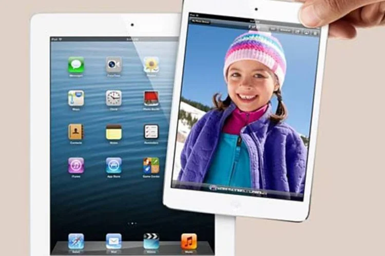 
	O iPad 5 deve conservar a tela Retina de 9,7 polegadas do iPad 4, mas com uma moldura mais fina em volta, como a do iPad mini
 (Apple / Reprodução)
