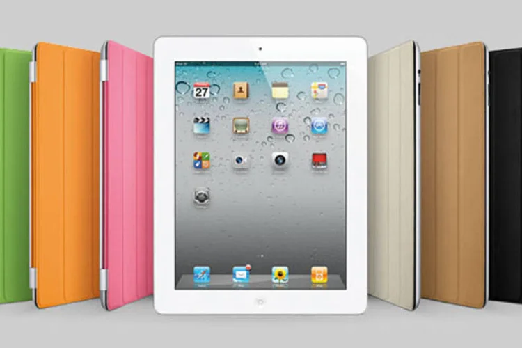 O iPad 2 é mais fino e mais leve que o modelo anterior do tablet da Apple, além de contar com duas câmeras, uma frontal e uma traseira (Divulgação)