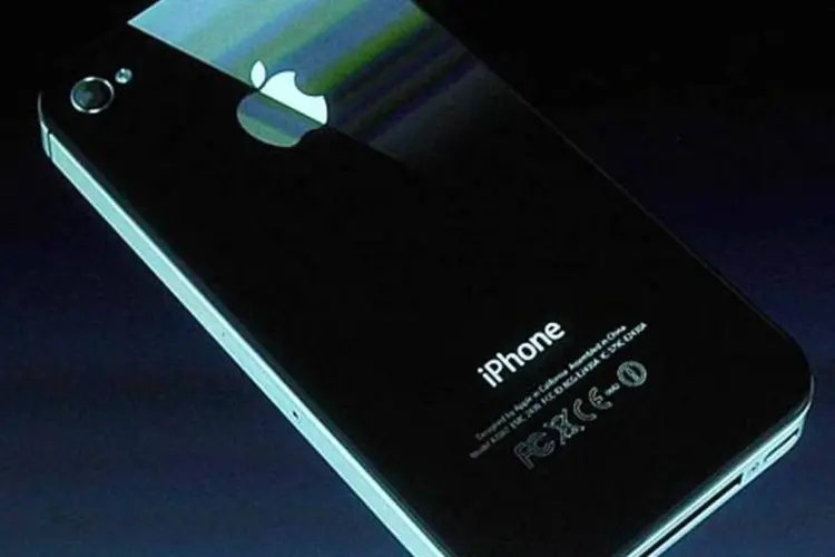 O iPhone 5 deverá ter tela maior e mais alongada que a do iPhone 4S, mas é provável que seja mais fino que ele (Kevork Djansezian / Getty Images)
