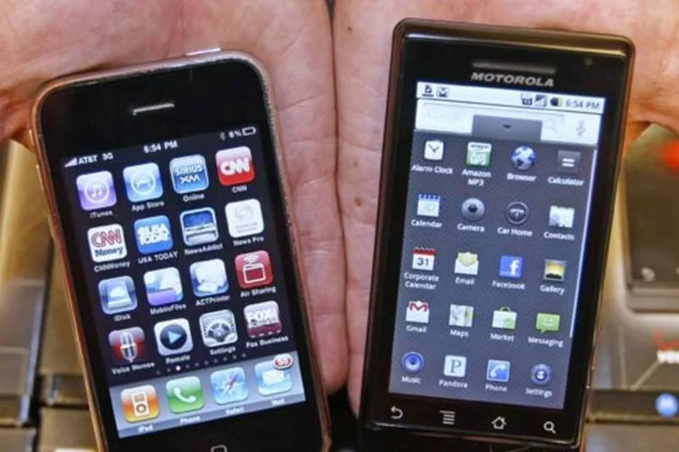 Smartphone Droid, da Motorola (direita), em comparação com o iPhone, da Apple (George Frey/Getty Images)