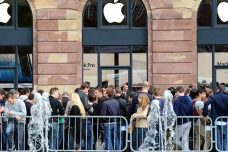 
	Clientes fazem fila na espera do novo iPhone em 15 de setembro em Strasbourg, leste da Fran&ccedil;a: a greve est&aacute; marcada para as 8h desta sexta-feira
 (Patrick Hertzog/AFP)