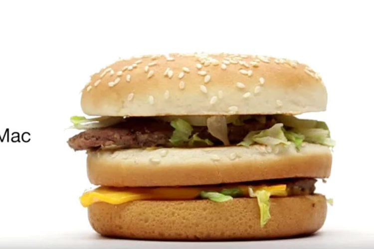 Vídeo parodiando a Apple: como seria um comercial do McDonald's ao estilo Apple (Reprodução)