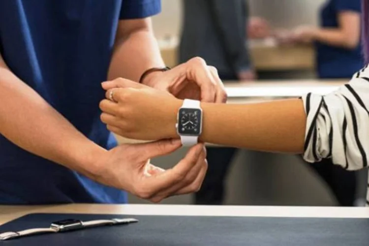 
	Os desenvolvedores correm contra o tempo, uma vez que o in&uacute;sculo computador de pulso tem data para chegar &agrave;s lojas em 24 de abril
 (Divulgação/Apple)