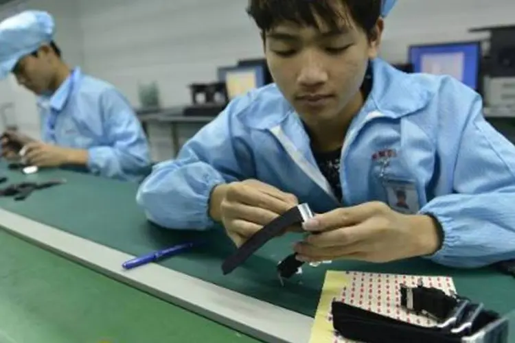 Trabalhadores chineses montam relógios inteligentes (STR/AFP)