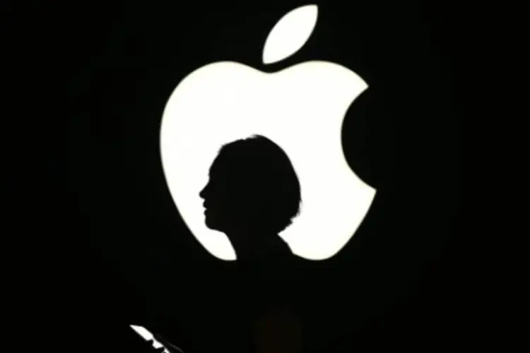 Apple: "persistem os baixos salários, as longas jornadas de trabalho, o trabalho não remunerado, as medidas de segurança precárias e as condições de vida desprezíveis", indicou o informe (Josh Edelson/AFP)