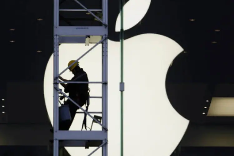 
	Apple: as a&ccedil;&otilde;es da empresa perderam 5,5&nbsp;%&nbsp;para 402,80 d&oacute;lares ap&oacute;s recuar para abaixo de 400 d&oacute;lares pela primeira vez desde dezembro de 2011.&nbsp;
 (REUTERS/Bobby Yip)