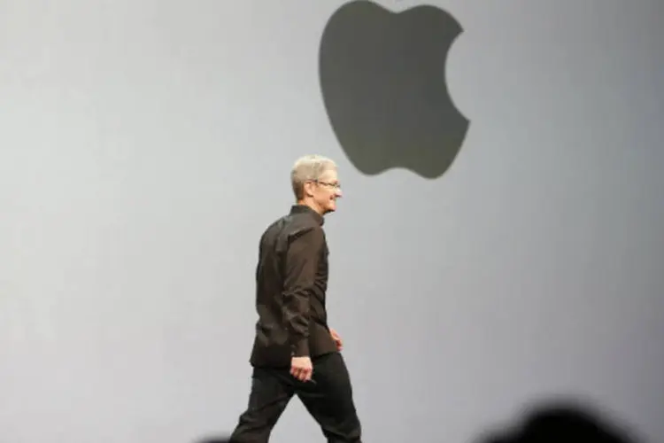 
	O CEO da Apple, Tim Cook: empresa informou na semana passada que suas vendas de abril a junho na Grande China, que inclui Taiwan e Hong Kong, ca&iacute;ram 43% em rela&ccedil;&atilde;o ao trimestre anterior
 (REUTERS / Stephen Lam)