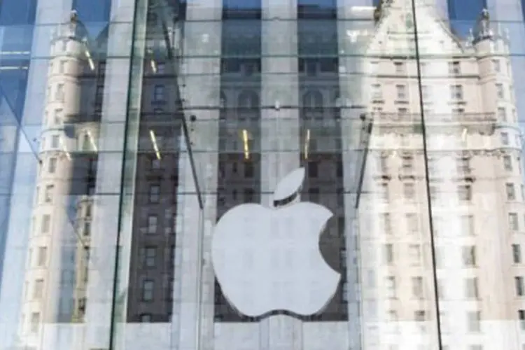 
	Logotipo da Apple em uma loja da gigante da tecnologia: a a&ccedil;&atilde;o subiu nas primeiras opera&ccedil;&otilde;es at&eacute; os 701,44 d&oacute;lares
 (Don Emmert/AFP)