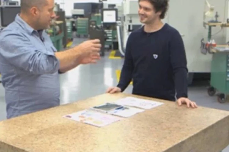 Jony Ive (esq.) durante sua participação no programa britânico Blue Peter (Reprodução)