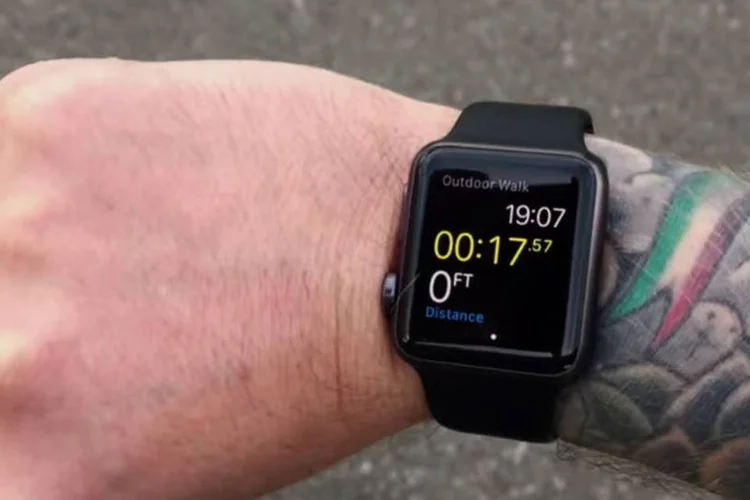 
	Apple Watch: o medidor de batimentos card&iacute;acos n&atilde;o funcionou corretamente num pulso tatuado
 (Reprodução/YouTube)
