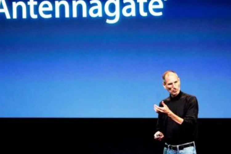 Jobs em coletiva de imprensa sobre os problemas de sinal do iPhone: empresa nunca vendeu tão bem (.)
