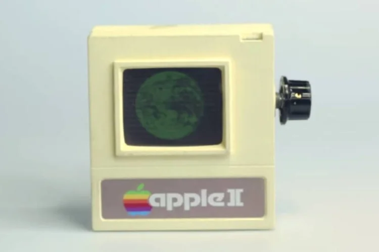 
	Apple Watch em 1980: se tivesse sido lan&ccedil;ado na &eacute;poca, o produto teria uma tela monocrom&aacute;tica de 1,8 polegada
 (Reprodução/YouTube)