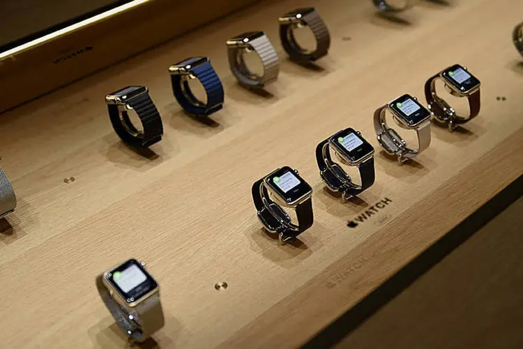 
	Apple Watch: empresa n&atilde;o tinha certeza se o rel&oacute;gio criaria filas ao redor das lojas, que foram vistas historicamente pela companhia com seus iPhones
 (David Paul Morris/Bloomberg)