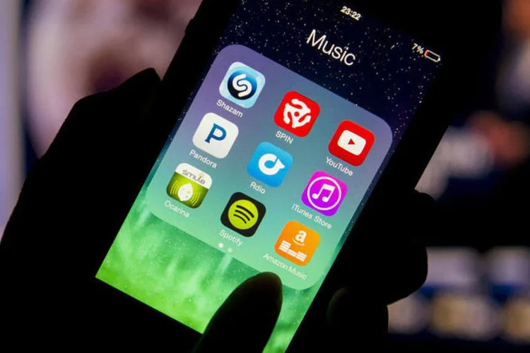 Smartphone com apps de serviços de streaming de música: (David Paul Morris/Bloomberg)