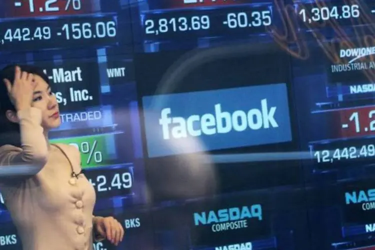 Apresentadora da Nasdaq mostra dados do Facebook na TV, um dia antes da abertura (Justin Sullivan/Getty Images)