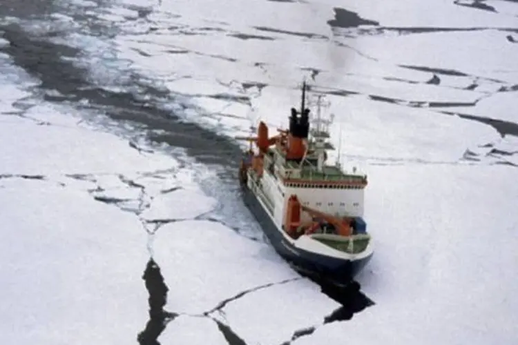 Navio de pesquisas e abastecimento alemão navega no Ártico (AFP)