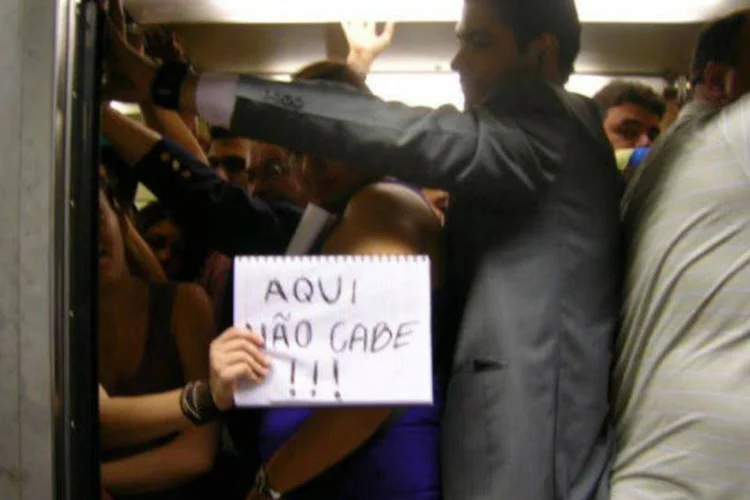 
	&quot;#Aquinaocabe nem ar!&quot;, desabafa usu&aacute;ria em foto postada no site &quot;Cansei de ser sardinha&quot;
 (Reprodução/canseidesersardinha.tumblr.com)