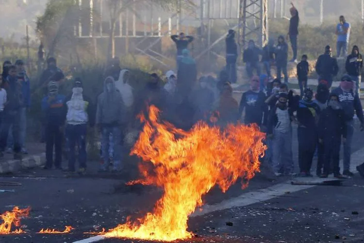 Jovens árabes protestam contra agentes de segurança israelenses: Conflitos ocorrem com frequência desde junho (Reuters/Ammar Awad)