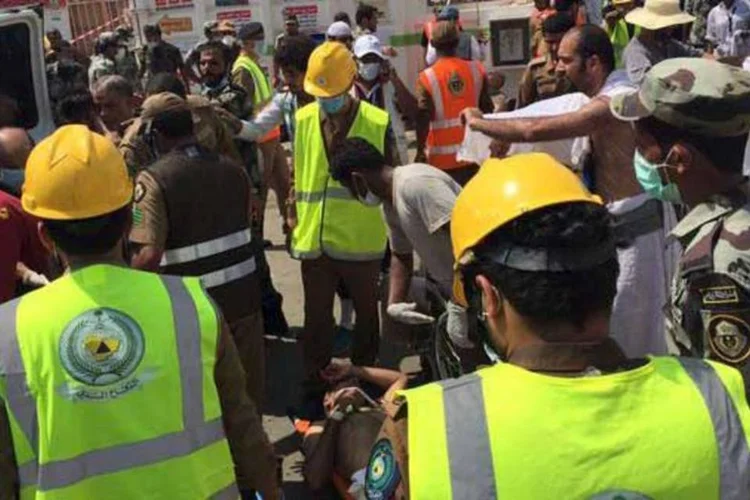 
	Funcion&aacute;rios da defesa civil saudita acompanham tumulto: cerca de outras 805 pessoas ficaram feridas no tumulto
 (REUTERS/Directorate of the Saudi Civil Defense/Handout)