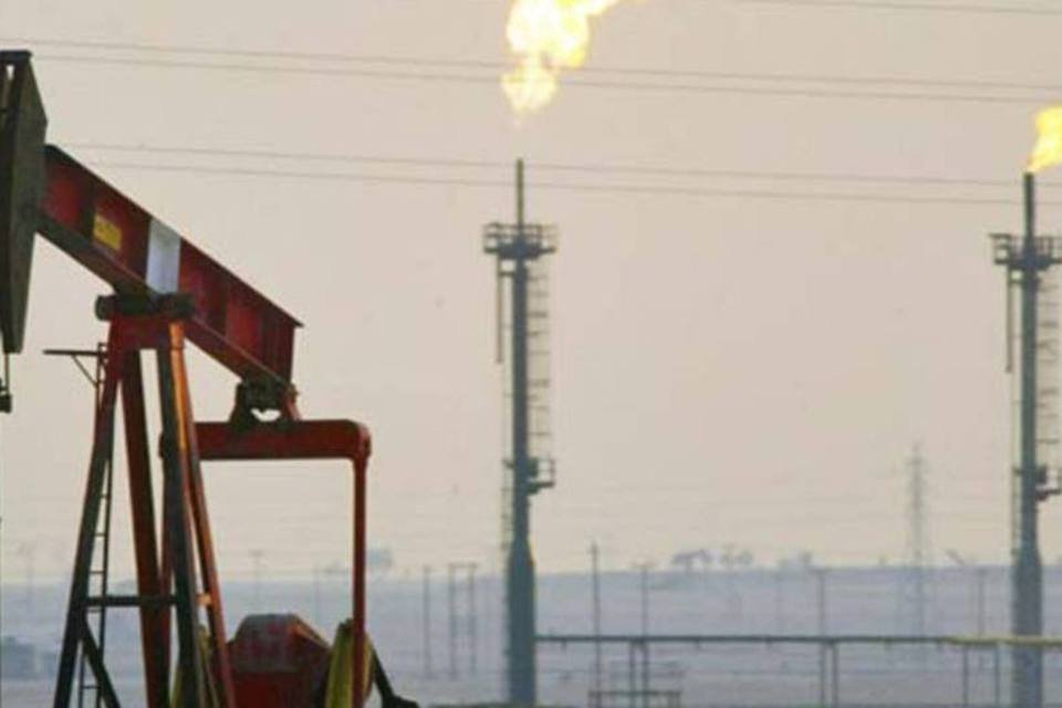 Petróleo tem leve queda após alerta da AIE