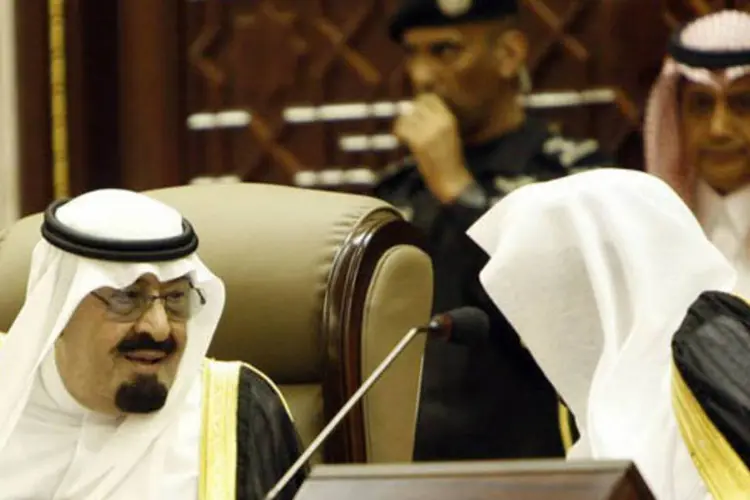 
	O rei Abdullah da Ar&aacute;bia Saudita (E) fala com um membro do Conselho Consultivo, 25 de setembro, 2011
 (AFP/ Ahmed Abdelrahman)
