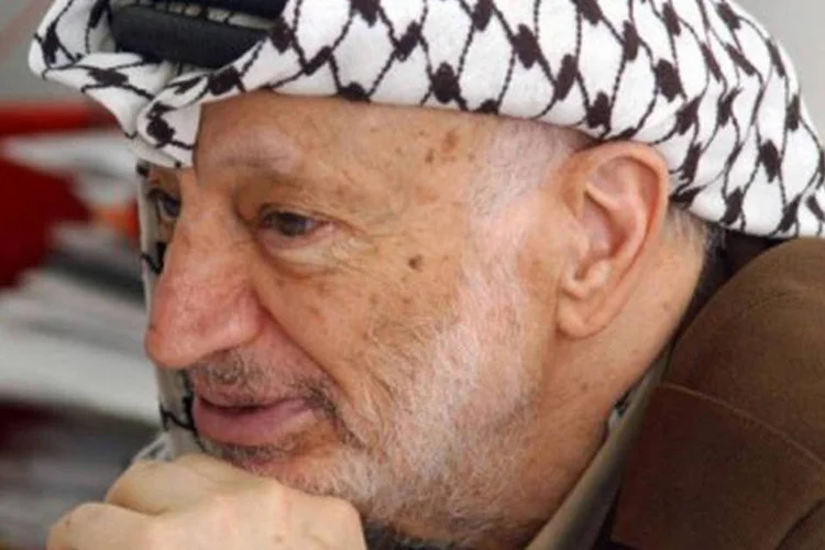 Yasser Arafat em 21 de abril de 2004: Médicos do hospital onde ele morreu rejeitaram fornecer mais informações sobre o caso (Hussein Hussein/AFP)
