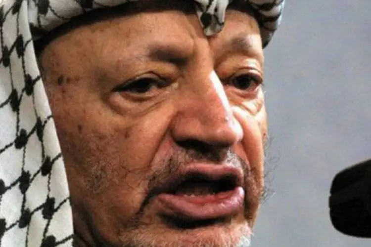 
	O ex-l&iacute;der palestino Yaser Arafat: a&nbsp;vi&uacute;va de Arafat apresentou uma den&uacute;ncia por assassinato depois da descoberta de pol&ocirc;nio nos bens do l&iacute;der palestino (Gerard Cerles/AFP)