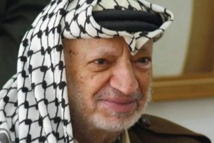 
	Yasser Arafat: desde que os restos de Arafat foram exumados em novembro de 2012, tr&ecirc;s equipes de cientistas est&atilde;o analisando o corpo, sua roupa e amostras de terra
 (Hussein Hussein/AFP)