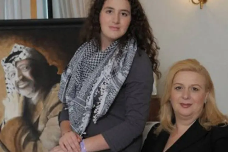 Suha e a filha Zawra Arafat: viúva do ex-líder palestino apresentará nesta terça-feira uma ação judicial por assassinato contra pessoa desconhecida (Matthew Mirabelli/AFP)