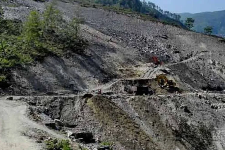 
	Nepal: o acidente pode ter ocorrido por que o motorista se viu obrigado a fazer um movimento brusco para desviar uma pilha de pedras na estrada
 (Michel Royon / Wikimedia Commons)