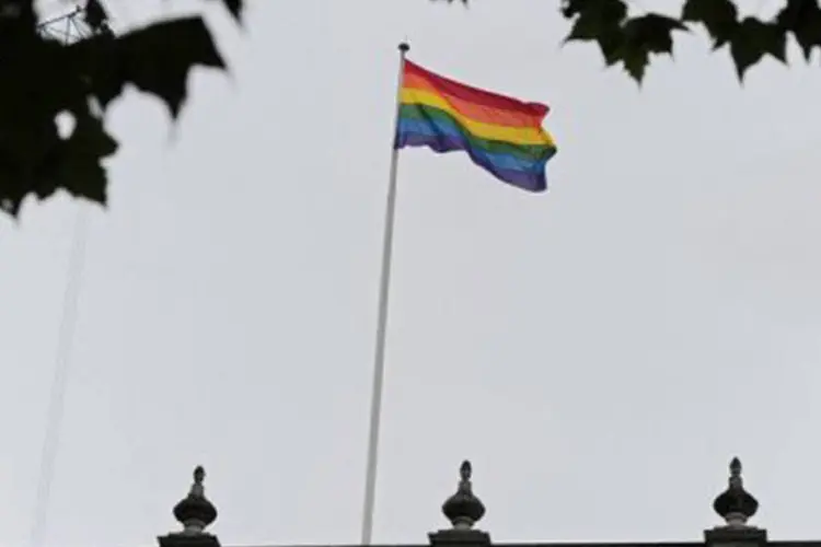 A bandeira do arco-íris é vista no alto de um edifício governamental britânico: o símbolo permanecerá içada no sábado no Escritório do Gabinete Ministerial (Carl Court/AFP)