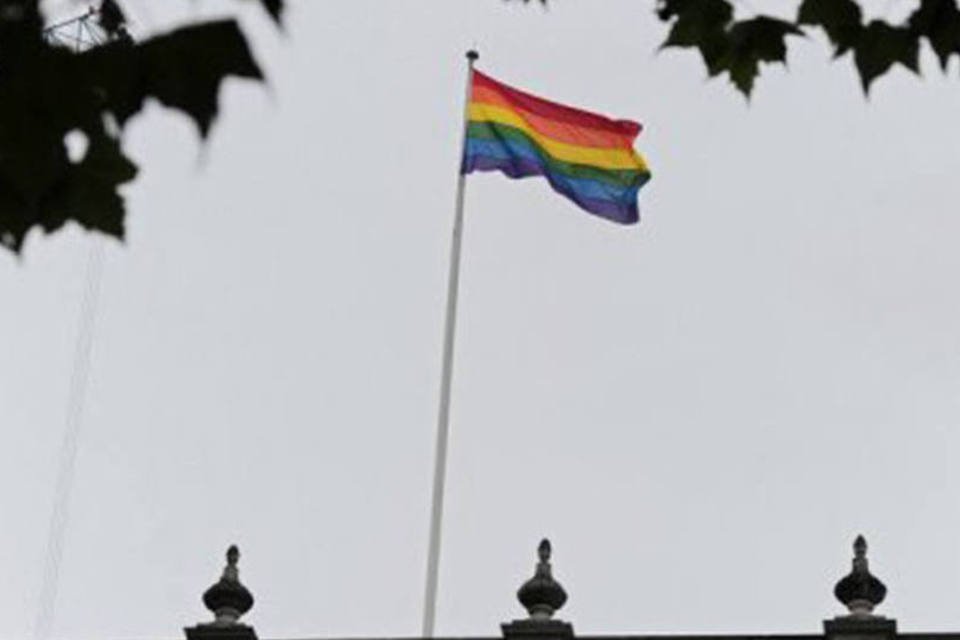 Bandeira do arco-íris é vista em edifício do governo londrino