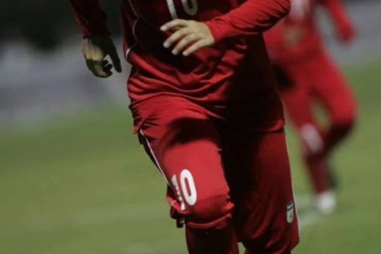 
	Niloufar Ardalan, a &quot;Lady Goal&quot;, decidiu expor ao mundo sua indigna&ccedil;&atilde;o por precisar se submeter &agrave; aprova&ccedil;&atilde;o do marido para poder viajar
 (Reprodução/Facebook)