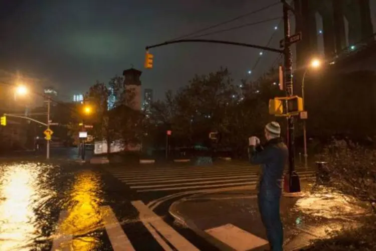 
	&Aacute;rea alagada perto do Brooklyn, em Nova York, ap&oacute;s a chegada de Sandy
 (Keith Bedford/Reuters)