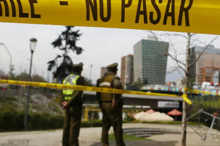 
	Pol&iacute;cia isola &aacute;rea em que uma bomba explodiu em Santiago, no Chile
 (Ivan Alvarado/Reuters)