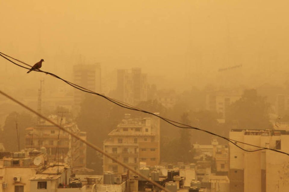 Tempestade de areia deixa três mortos e 1.725 hospitalizados