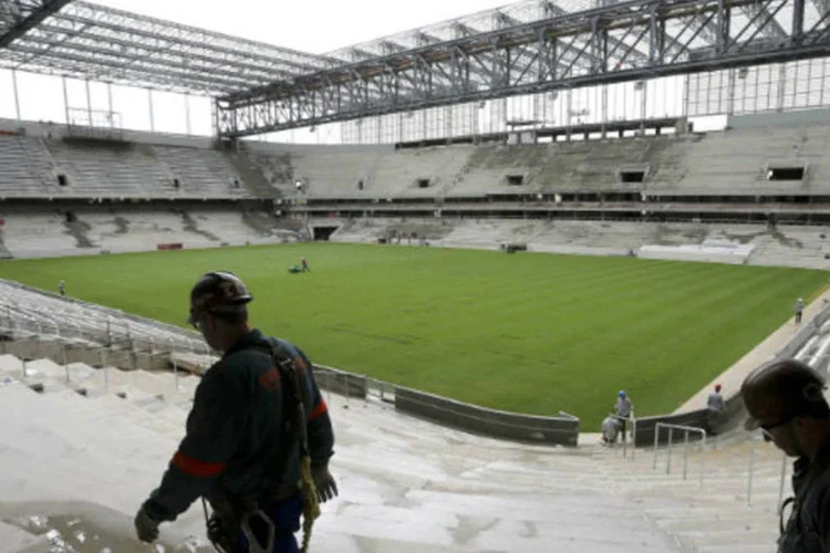 
	Oper&aacute;rios em obra da Arena da Baixada: documentos enviados no &uacute;ltimo minuto est&atilde;o em an&aacute;lise
 (REUTERS/Rodolfo Buhrer)