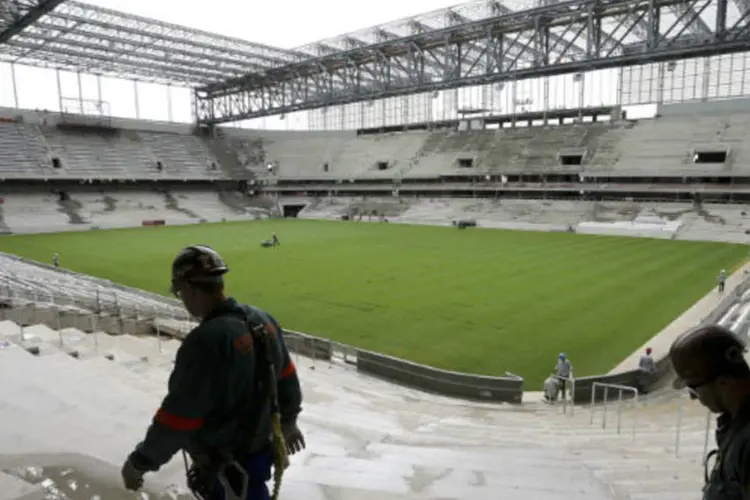 
	Arena da Baixada, em Curitiba: o Brasil evita o vexame de ter que reduzir o n&uacute;mero de sedes da Copa
 (REUTERS/Rodolfo Buhrer)