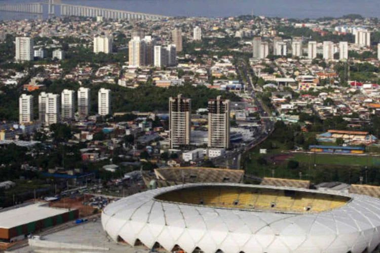 
	Arena da Amaz&ocirc;nia vista junto &agrave; cidade de Manaus: h&aacute; a preocupa&ccedil;&atilde;o com doen&ccedil;as end&ecirc;micas a que turistas est&atilde;o expostos no estado, como mal&aacute;ria, dengue, leishmaniose e febre amarela (REUTERS/Bruno Kelly)